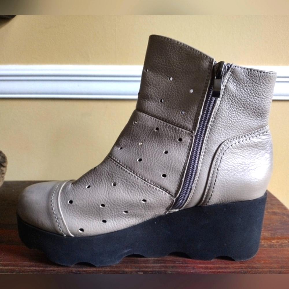 Rui Hill Taupe Distressed Perforated Boots Size 8 (CHN 245mm) - Picture 2 of 13